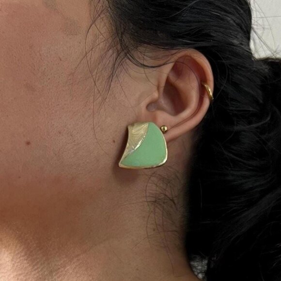 Vintage Green Enameled fan shape Goldtone post earrings - Picture 3 of 3